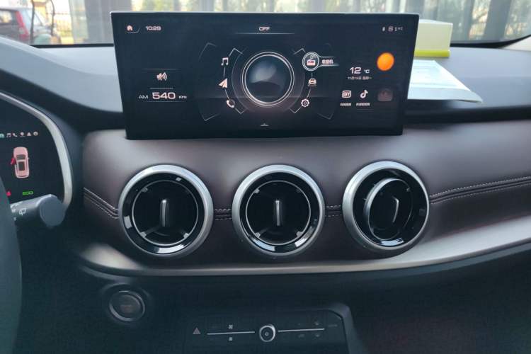 Used Wey VV6 2020 2.0T Two-Wheel Drive Smart Enjoyment+ Audio And AC Panel