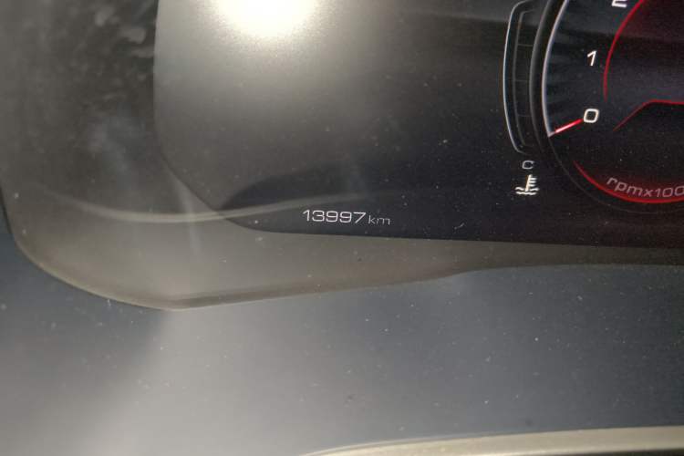 Used Wey VV6 2020 2.0T Four-Wheel Drive Zhiyu+ Odometer Close Up