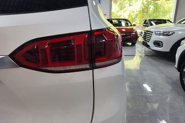 Used Wey VV6 2020 2.0T Two-Wheel Drive Smart Enjoyment+ Right Rear Taillight