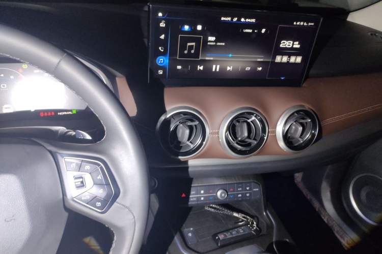 Used Wey VV6 2021 2.0T Two-Wheel Drive Smart Plus Audio And AC Panel