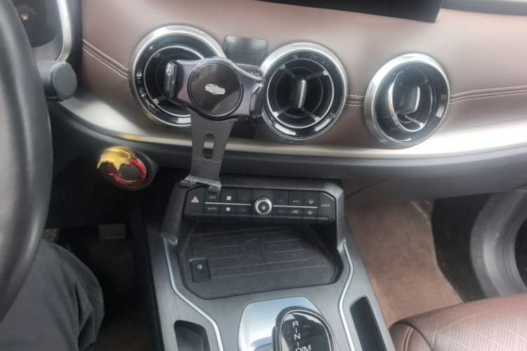 Used Wey VV6 2021 2.0T Two-Wheel Drive Smart Plus Audio And AC Panel