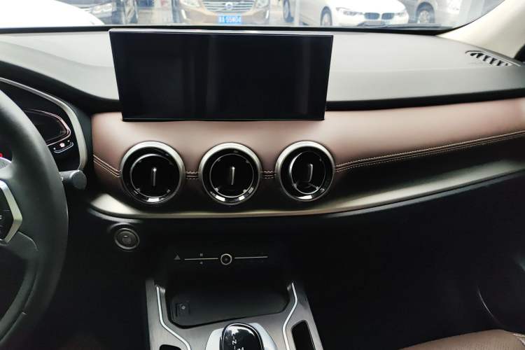 Used Wey VV6 2021 2.0T Two-Wheel Drive Smart Plus Audio And AC Panel