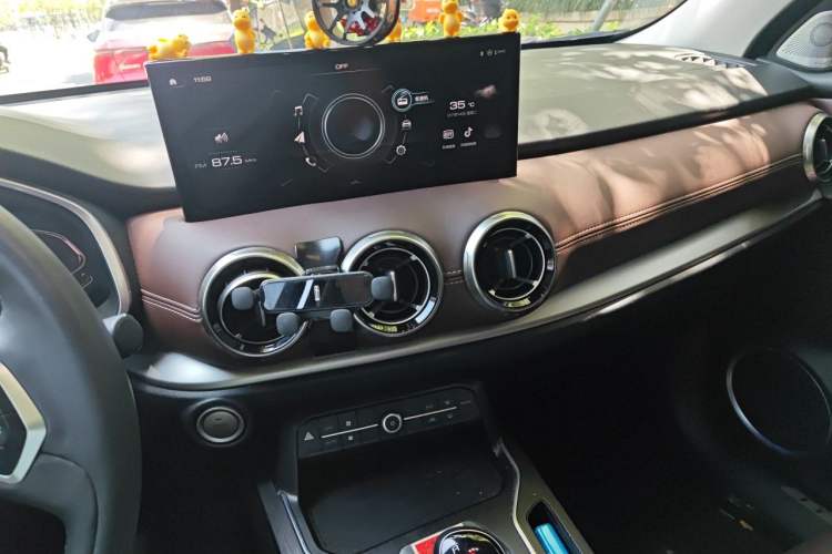Used Wey VV6 2021 2.0T Two-Wheel Drive Smart Protection+ Audio And AC Panel