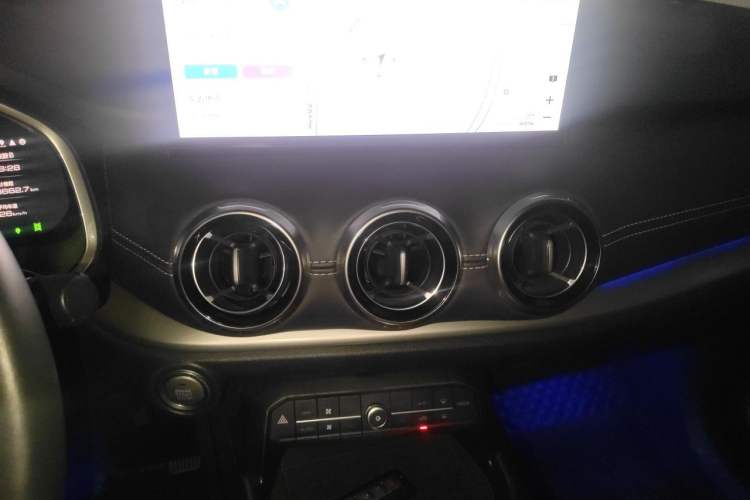 Used Wey VV6 2021 2.0T All-Wheel Drive Zhiyu+ Audio And AC Panel