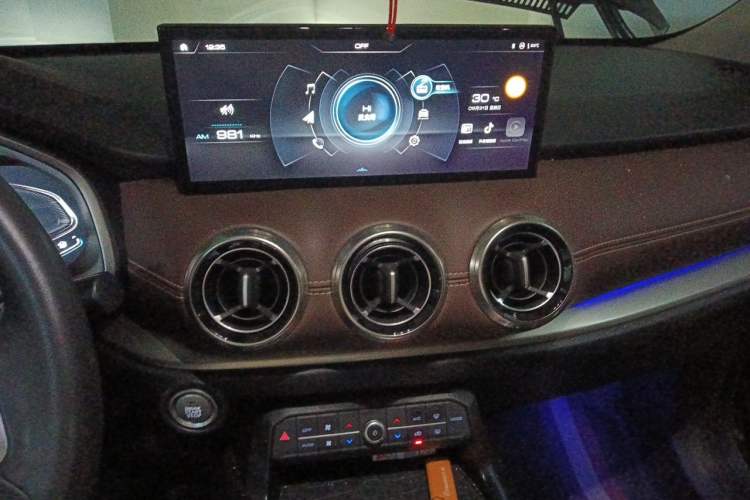 Used Wey VV6 2021 2.0T Two-Wheel Drive Smart Plus Audio And AC Panel