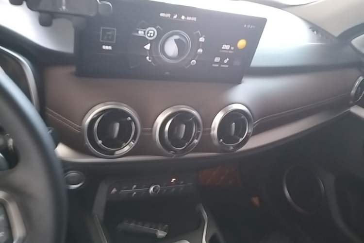 Used Wey VV6 2021 2.0T Two-Wheel Drive Smart Plus Audio And AC Panel