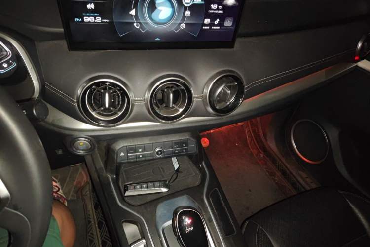 Used Wey VV6 2021 2.0T Two-Wheel Drive Smart Plus Audio And AC Panel