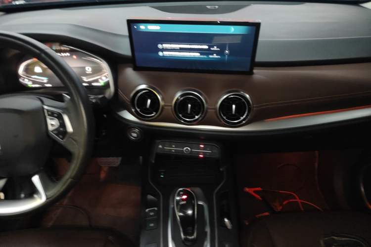 Used Wey VV6 2021 2.0T Two-Wheel Drive Smart Plus Audio And AC Panel