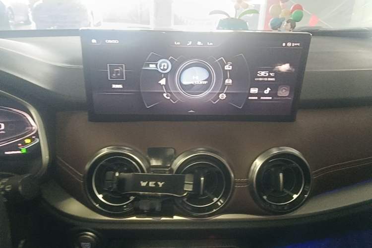 Used Wey VV6 2021 2.0T Two-Wheel Drive Smart Plus Audio And AC Panel