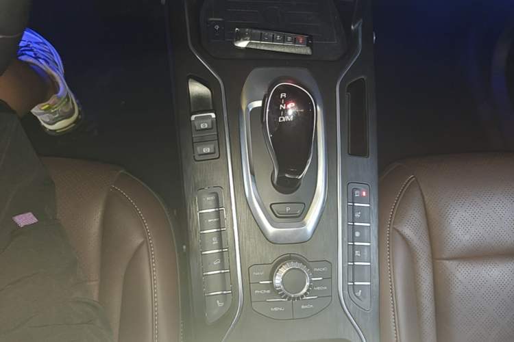 Used Wey VV6 2021 2.0T Two-Wheel Drive Smart Plus Gear Lever