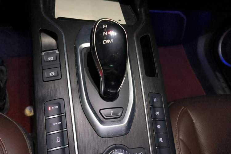 Used Wey VV6 2021 2.0T Two-Wheel Drive Smart Plus Gear Lever
