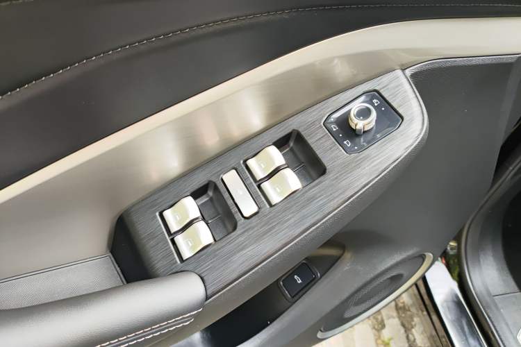 Used Wey VV6 2021 2.0T Two-Wheel Drive Smart Protection+ Interior 4