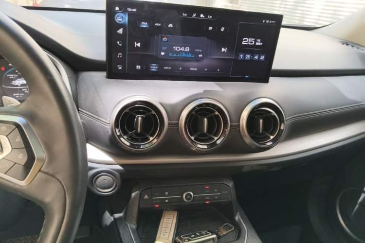 Used Wey VV6 2021 2.0T Two-Wheel Drive Smart Protection+ Audio And AC Panel