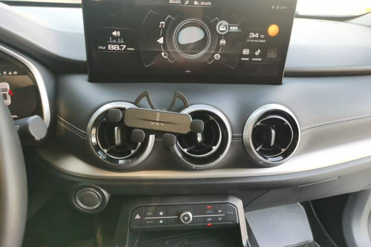 Used Wey VV6 2021 2.0T Two-Wheel Drive Smart Plus Audio And AC Panel