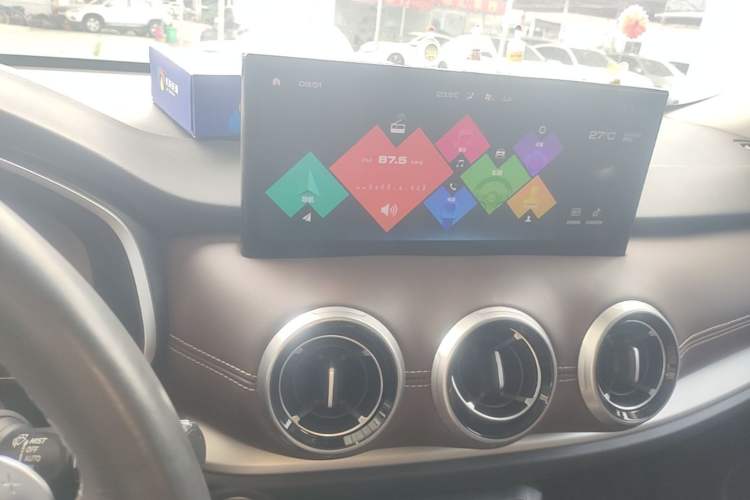Used Wey VV6 2021 2.0T Two-Wheel Drive Smart Plus Audio And AC Panel