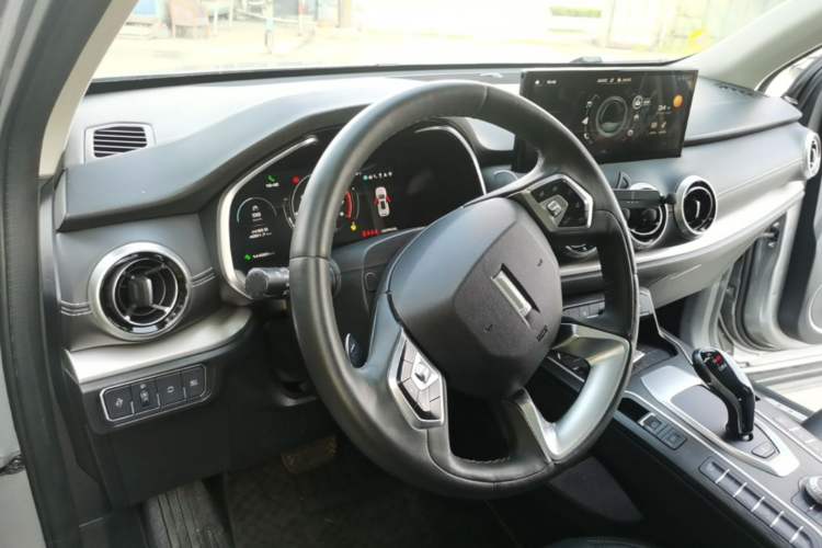 Used Wey VV6 2021 2.0T Two-Wheel Drive Smart Plus Center Console