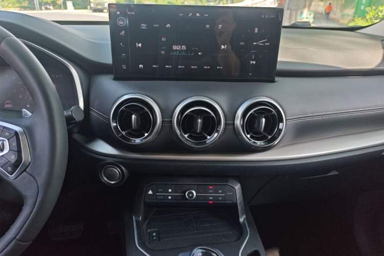 Used Wey VV6 2021 2.0T Two-Wheel Drive Smart Plus Audio And AC Panel