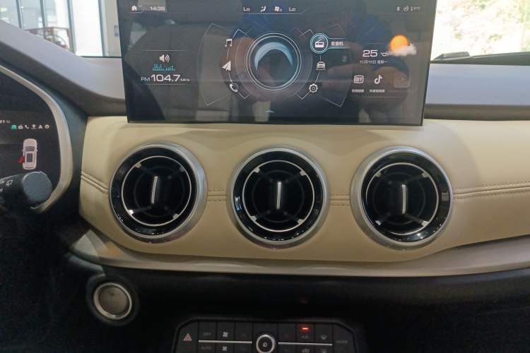 Used Wey VV6 2021 2.0T All-Wheel Drive Zhiyu+ Audio And AC Panel