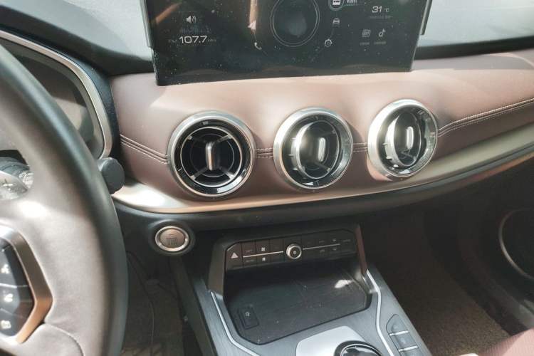 Used Wey VV6 2021 2.0T All-Wheel Drive Zhiyu+ Audio And AC Panel