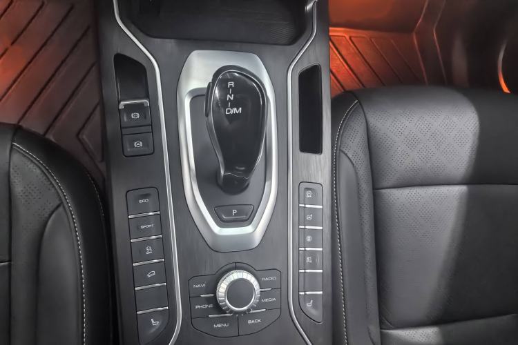 Used Wey VV6 2021 2.0T Two-Wheel Drive Smart Plus Interior 4