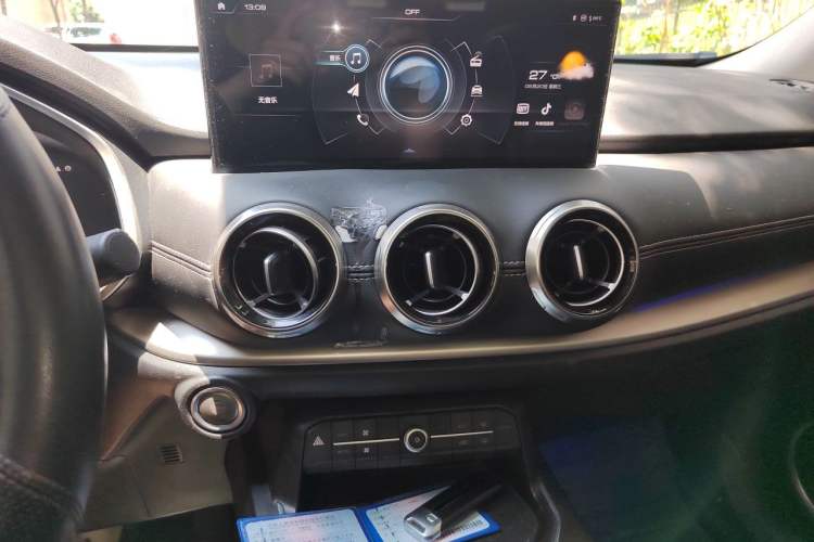 Used Wey VV6 2021 2.0T Two-Wheel Drive Smart Protection+ Audio And AC Panel