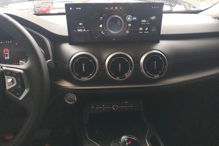 Used Wey VV6 2021 2.0T Two-Wheel Drive Smart Plus Audio And AC Panel