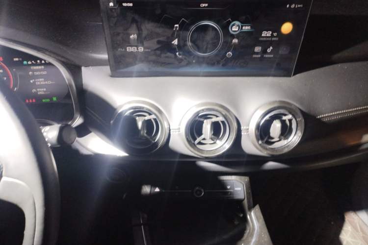 Used Wey VV6 2021 2.0T Two-Wheel Drive Smart Plus Audio And AC Panel