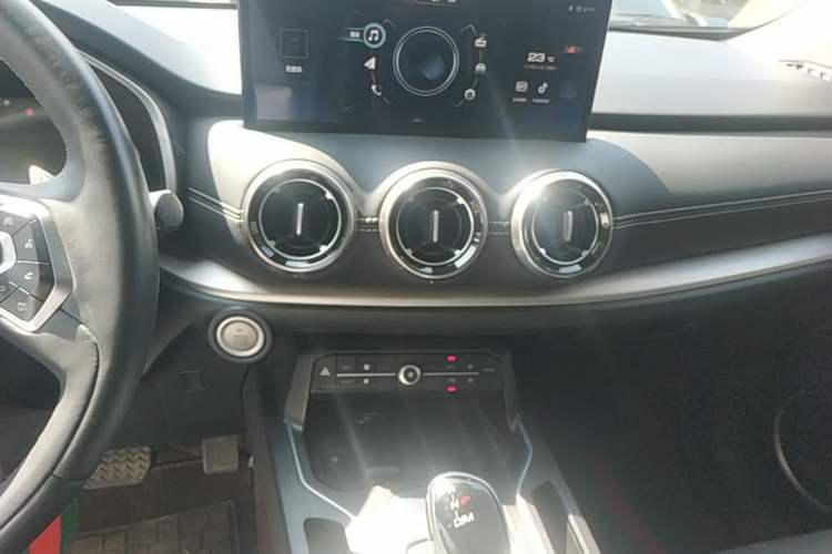 Used Wey VV6 2021 2.0T Two-Wheel Drive Smart Plus Audio And AC Panel