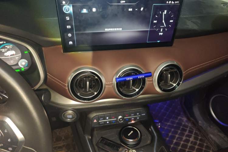 Used Wey VV6 2021 2.0T Two-Wheel Drive Smart Plus Audio And AC Panel
