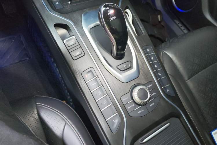 Used Wey VV6 2021 2.0T Two-Wheel Drive Smart Plus Gear Lever