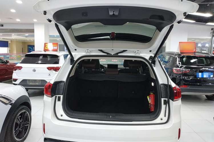 Used Wey VV6 2021 2.0T Two-Wheel Drive Smart Plus Trunk