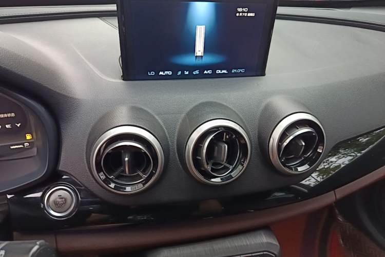 Used Wey VV7 2017 2.0T Ultra-Luxury Version Audio And AC Panel