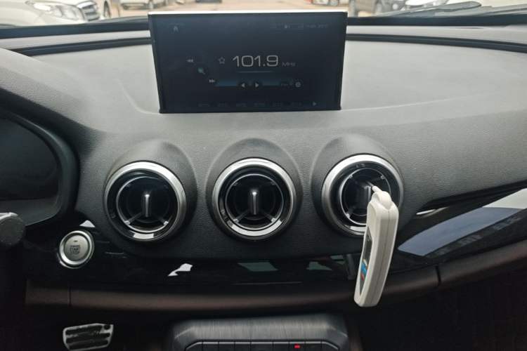 Used Wey VV7 2017 2.0T Flagship Model Audio And AC Panel