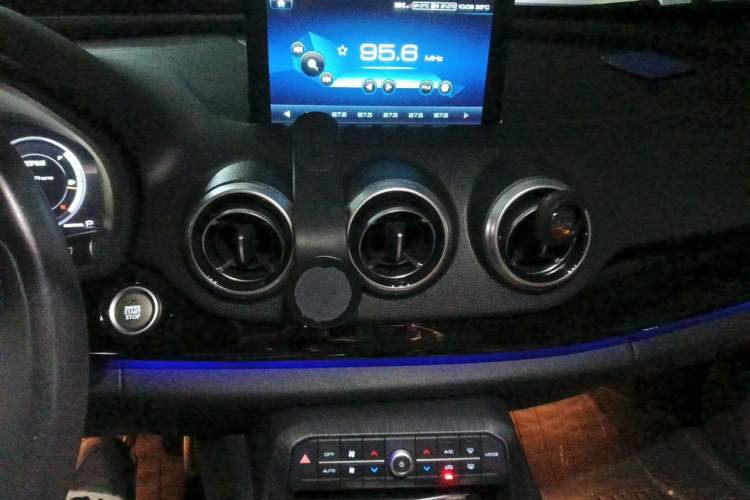 Used Wey VV7 2017 2.0T Flagship Model Audio And AC Panel