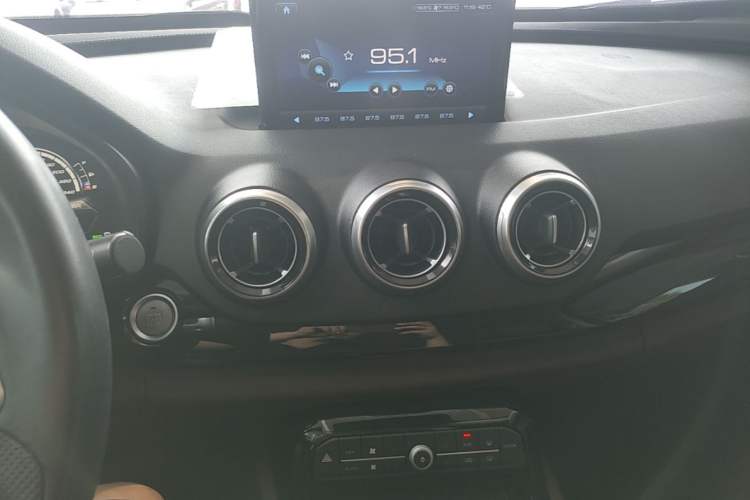 Used Wey VV7 2017 2.0T Ultra-Luxury Version Audio And AC Panel