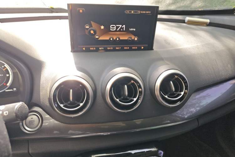 Used Wey VV7 2017 2.0T Ultra-Luxury Version Audio And AC Panel