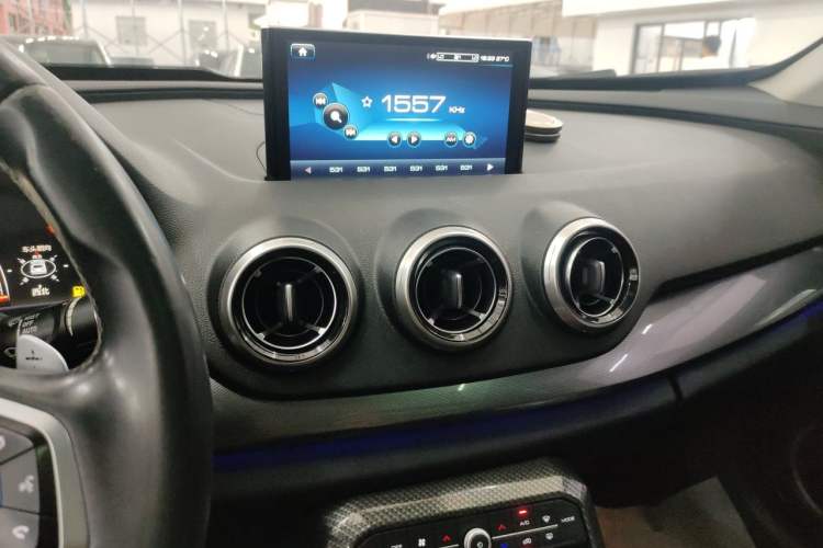 Used Wey VV7 2017 2.0T Ultra-Luxury Version Audio And AC Panel