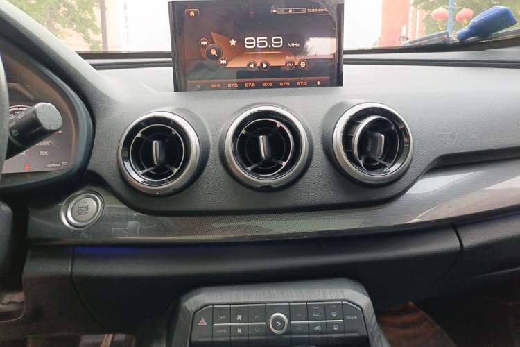 Used Wey VV7 2017 2.0T Luxury Model Audio And AC Panel