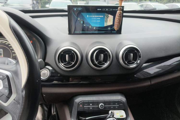 Used Wey VV7 2017 2.0T Ultra-Luxury Version Audio And AC Panel
