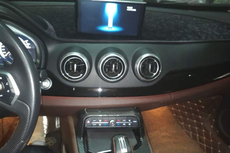 Used Wey VV7 2017 2.0T Ultra-Luxury Version Audio And AC Panel