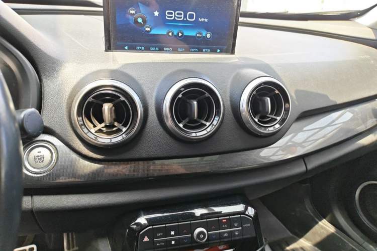 Used Wey VV7 2017 2.0T Flagship Model Audio And AC Panel