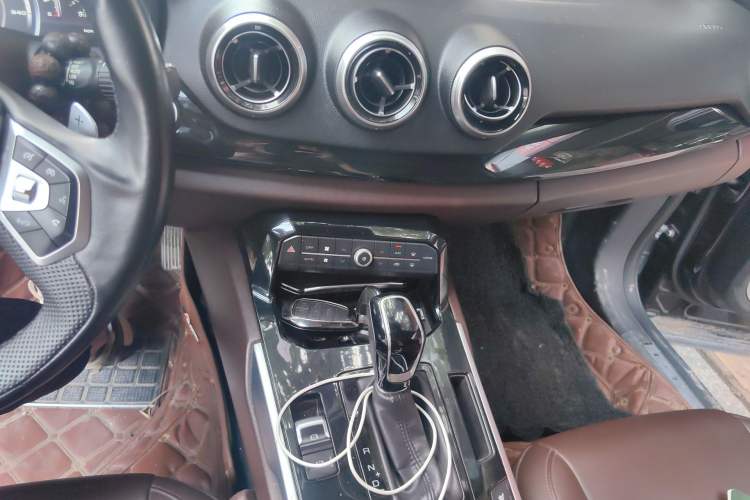 Used Wey VV7 2017 2.0T Ultra-Luxury Version Audio And AC Panel