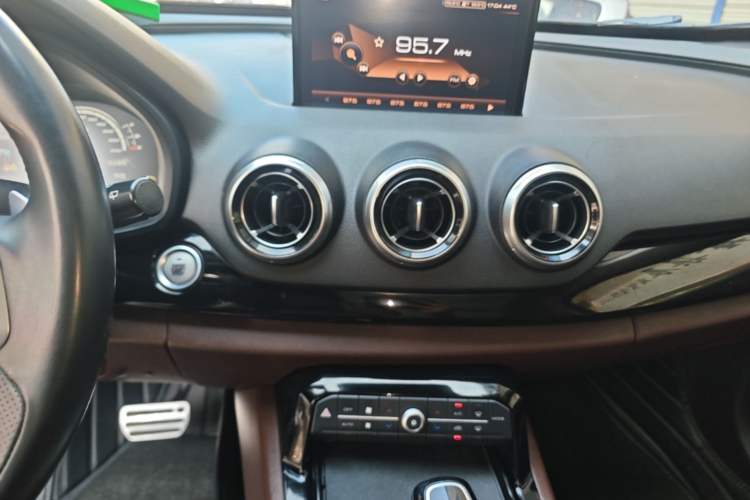 Used Wey VV7 2017 2.0T Flagship Model Audio And AC Panel
