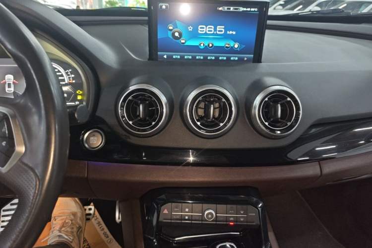 Used Wey VV7 2017 2.0T Flagship Model Audio And AC Panel