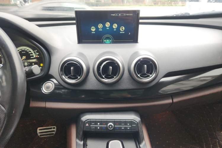 Used Wey VV7 2017 2.0T Ultra-Luxury Version Audio And AC Panel