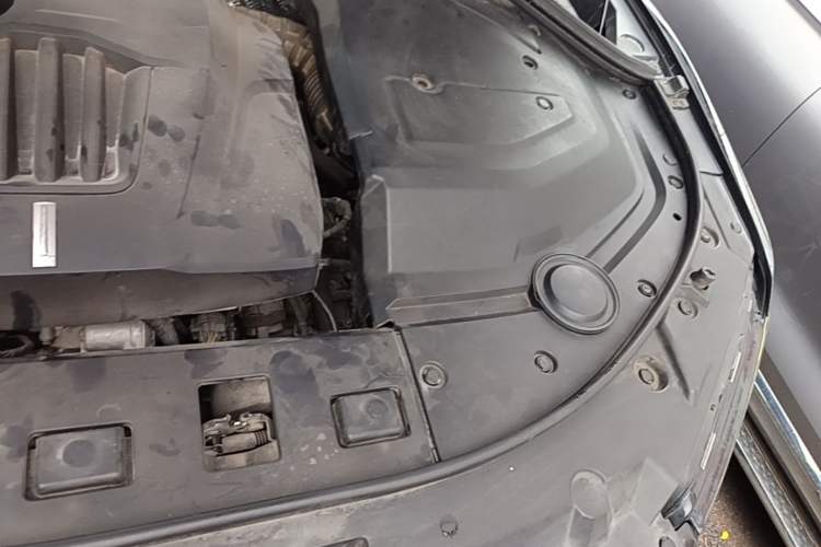 Used Wey VV7 2017 2.0T Ultra-Luxury Version Engine Bay Left