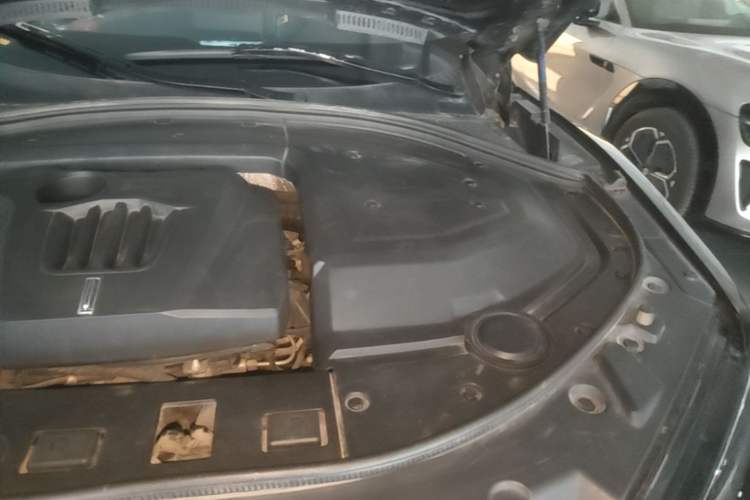 Used Wey VV7 2017 2.0T Ultra-Luxury Version Engine Bay Left