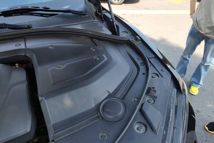 Used Wey VV7 2017 2.0T Ultra-Luxury Version Engine Bay Left