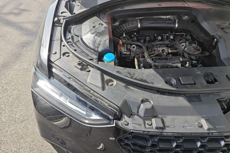 Used Wey VV7 2017 2.0T Ultra-Luxury Version Engine Bay Right