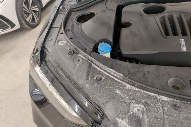 Used Wey VV7 2017 2.0T Ultra-Luxury Version Engine Bay Right